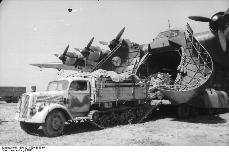 Italia.- Descarga o carga de un semioruga Opel Maultier de un Messerschmitt Me 323 Gigant en un aeródromo de campaña, 1943