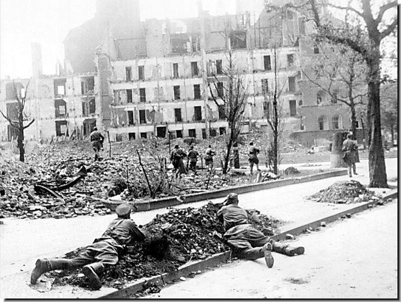 El asalto a un grupo de apartamentos por parte de un pelotón de soviéticos