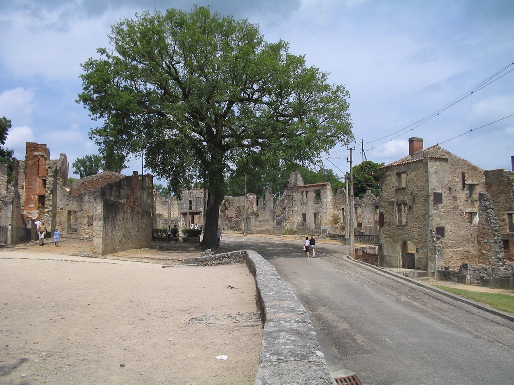 Oradour-sur-Glane tras la masacre e incendio