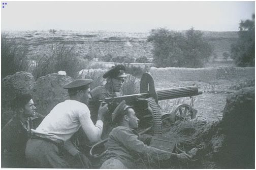 Guerra civil Española. Frente de Belchite. Guardias de Asalto posan con una Maxim