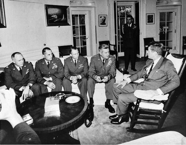 Durante la crisis de los misiles cubanos, el general LeMei, segunda a la derecha y el presidente Kennedy
