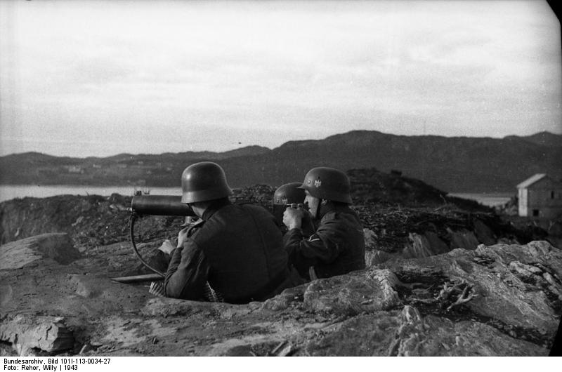 Soldados con MG 08 en terreno rocoso. Finlandia, 1943
