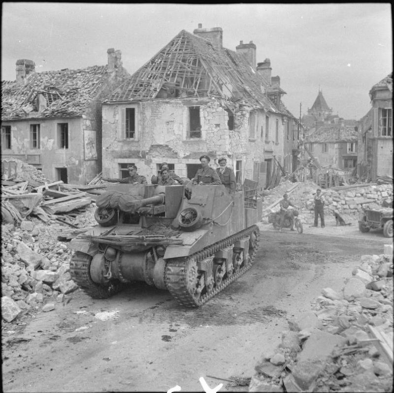 Sexton entrando en la Villa de Putanges, Francia, 20 de Agosto de 1944