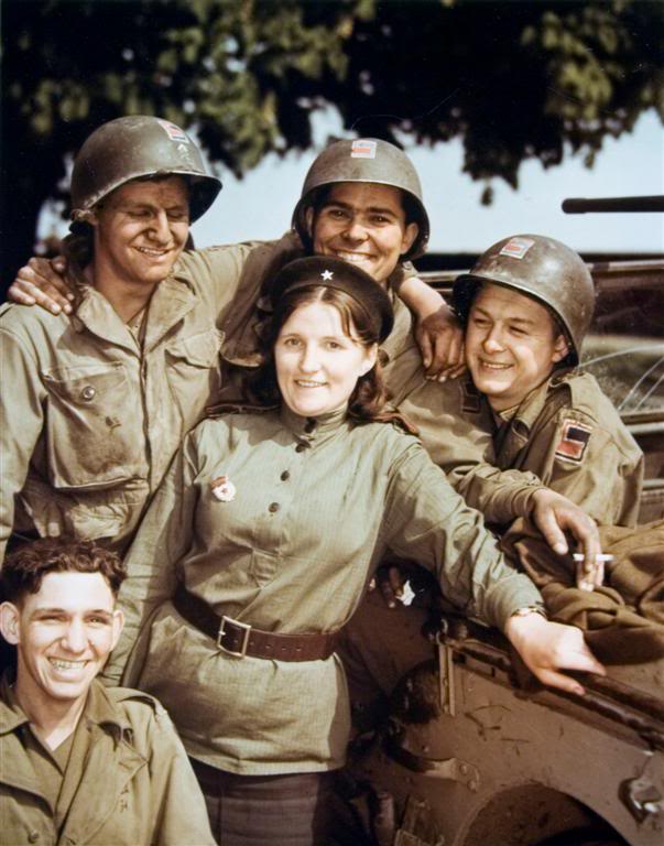 Fotografía de las celebraciones. A destacar la fascinación entre los norteamericanos ante las mujeres soldado soviéticas