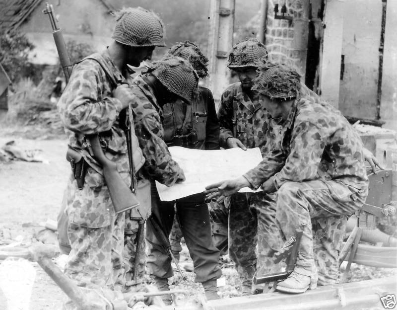 Estos soldados del 41 Regimiento de Infantería de la 2 División Acorazada estadounidense consultan un mapa durante la Campaña de Normandía