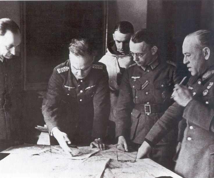 El General Esteban Infantes, derecha, luciendo la Medalla Militar, 2º Jefe de la División Azul. 12 de marzo de 1943