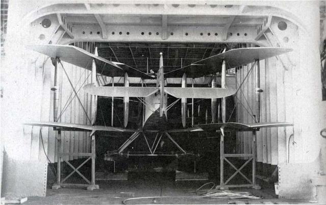 Entrada de un hangar desde el ascensor en su configuración de 1927