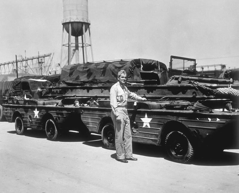 GPA 45ª División listos para su envío para el servicio en el norte de África, Sicilia e Italia, Puerto de embarque de Hampton Roads, 27 de mayo de 1943. En primer plano el capitán. W. Young