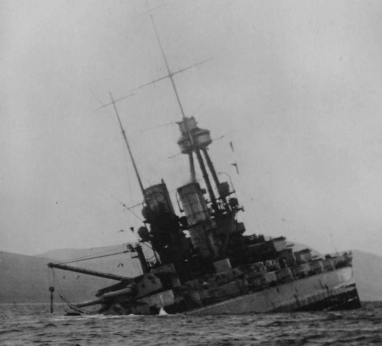Acorazado Alemán SMS Bayern semi-hundido en Rada de Scapa Flow, Escocia, en 1919