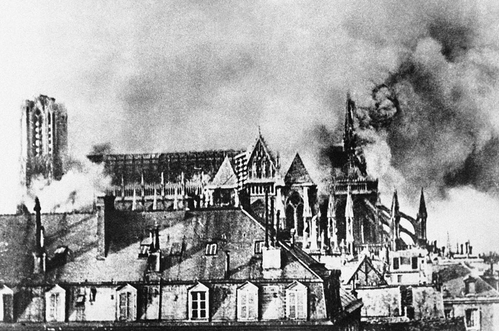 Bombardeo de la Catedral de Reims, Francia, en septiembre de 1914, se ve como bombas incendiarias alemanas cayeron en las torres y en el ábside durante la invasión alemana del norte de Francia