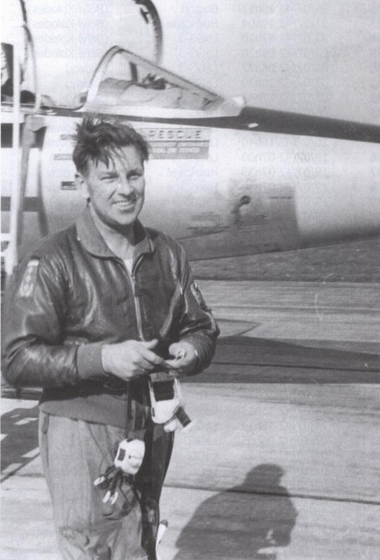 El Coronel Barkhorn bajando de su Lockheed F-104G en la Base AÃ©rea de NÃ¶rvenich, el 13 de Abril de 1962