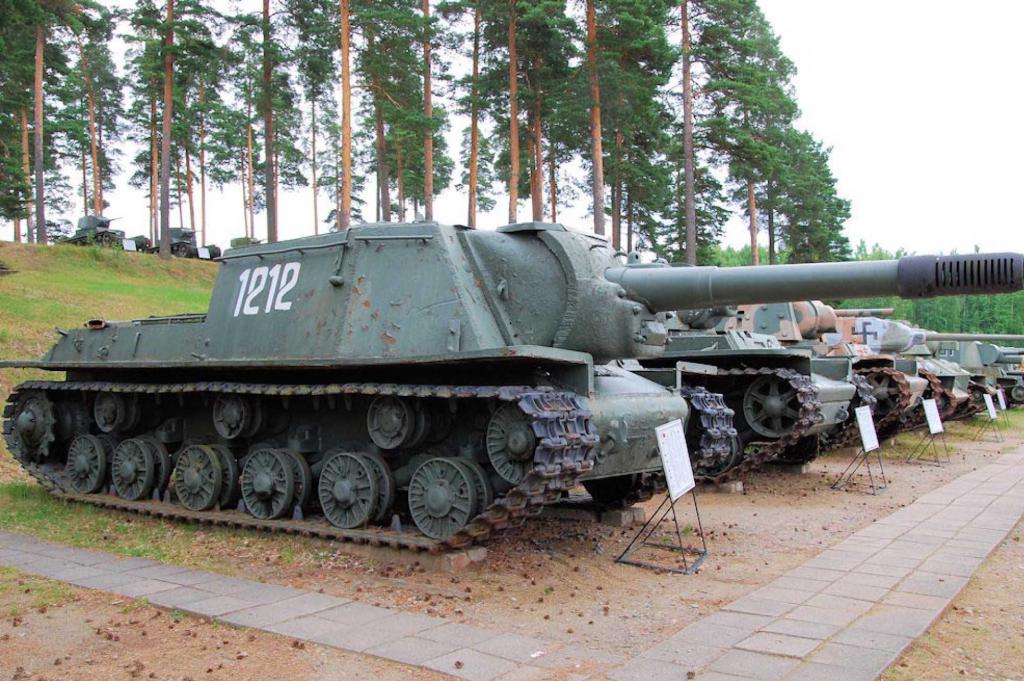ISU-152 conservado en el Finnish Armour Museum, Parola, Finlandia