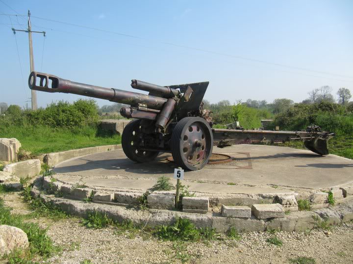 Gran cañón Howitzer alemán con camuflaje Antiaéreo 155 mm y 20 km de alcance. Batterie De Maisy