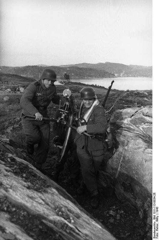 Soldados con MG 08 en terreno rocoso. Finlandia, 1943