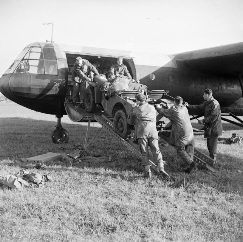 Fuerzas Aerotransportadas subiendo un Jeep a un Horsa, el 22 de Abril de 1944