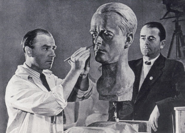 El escultor Arno Breker realizando en 1940 un busto de Speer, derecha