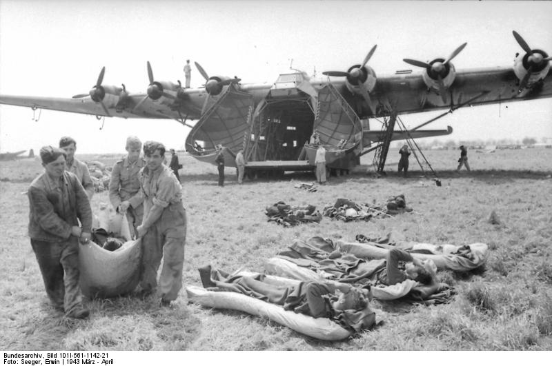 Grosseto, Italia.- Transporte de heridos en un Messerschmitt Me 323 Gigant, marzo de 1943