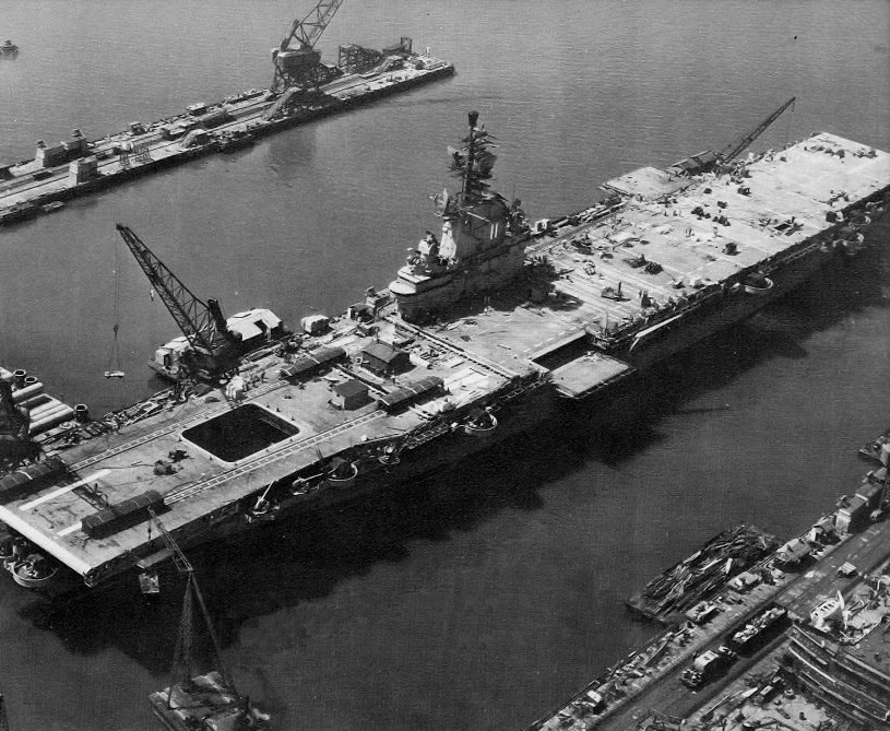 El USS Intrepid CVA-11 durante su modernización, realizada en los Astilleros Newport News Shipbuilding, en Virginia, en Abril de 1952