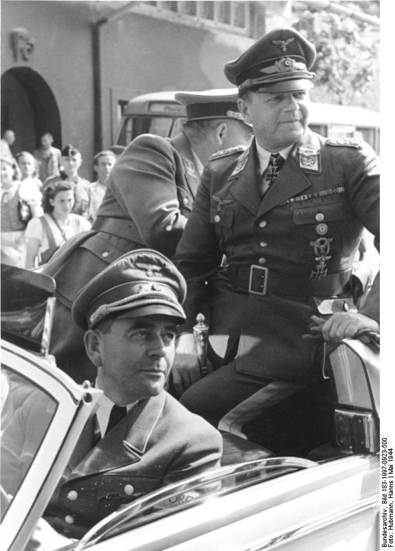 Albert Speer, delante, y Erhard Milch, detrás, durante su visita a una fábrica de aviones en marzo de 1944