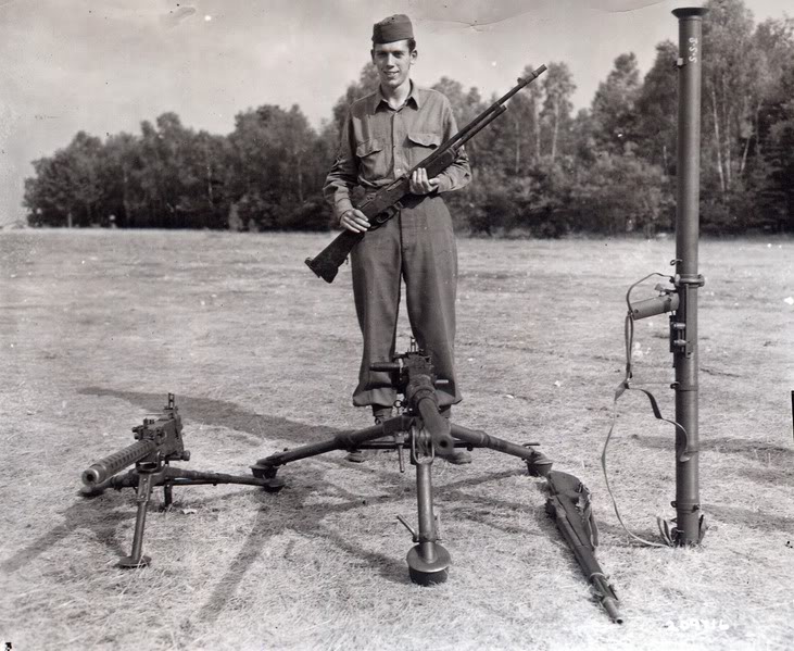 Un soldado estadounidense llevando un fusil automático BAR M1918A2