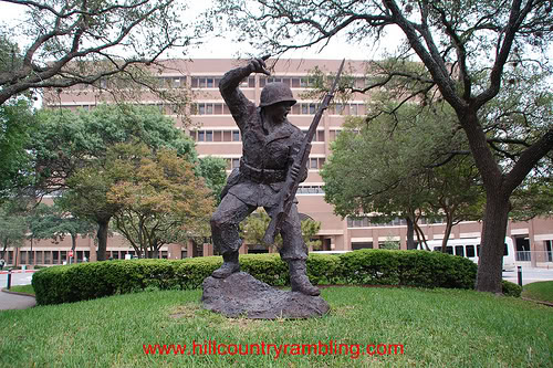 Otros monumentos a su memoria. El primero es una estatua situada a la entrada del Audie L. Murphy Memorial Veterans Hospital en San Antonio, Texas