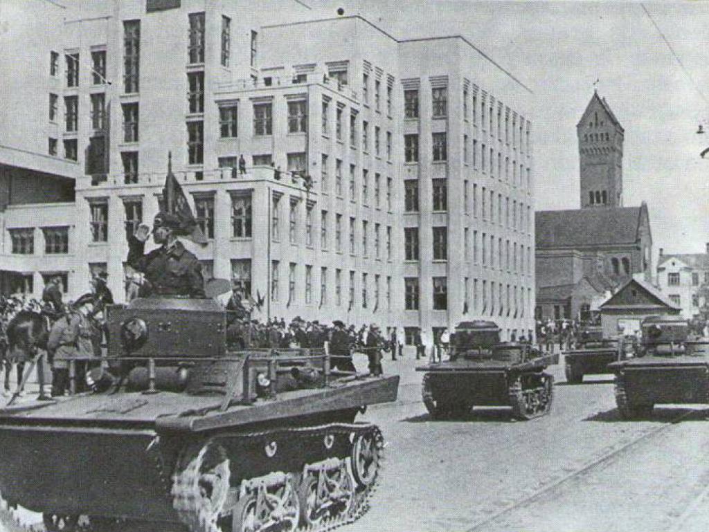 T-37 en un desfile en la Unión Soviética. Los tres primeros ejemplares son carros de mando T-37TU, equipados con antenas