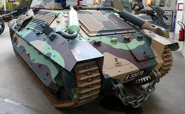 Sistema de escape doble en la parte trasera de un FCM 36 Francés. Museo de Tanques francés en Saumur
