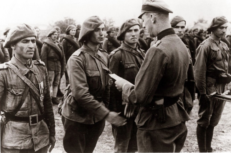 Oficial alemán entregando Cruces de Hierro a soldados rumanos