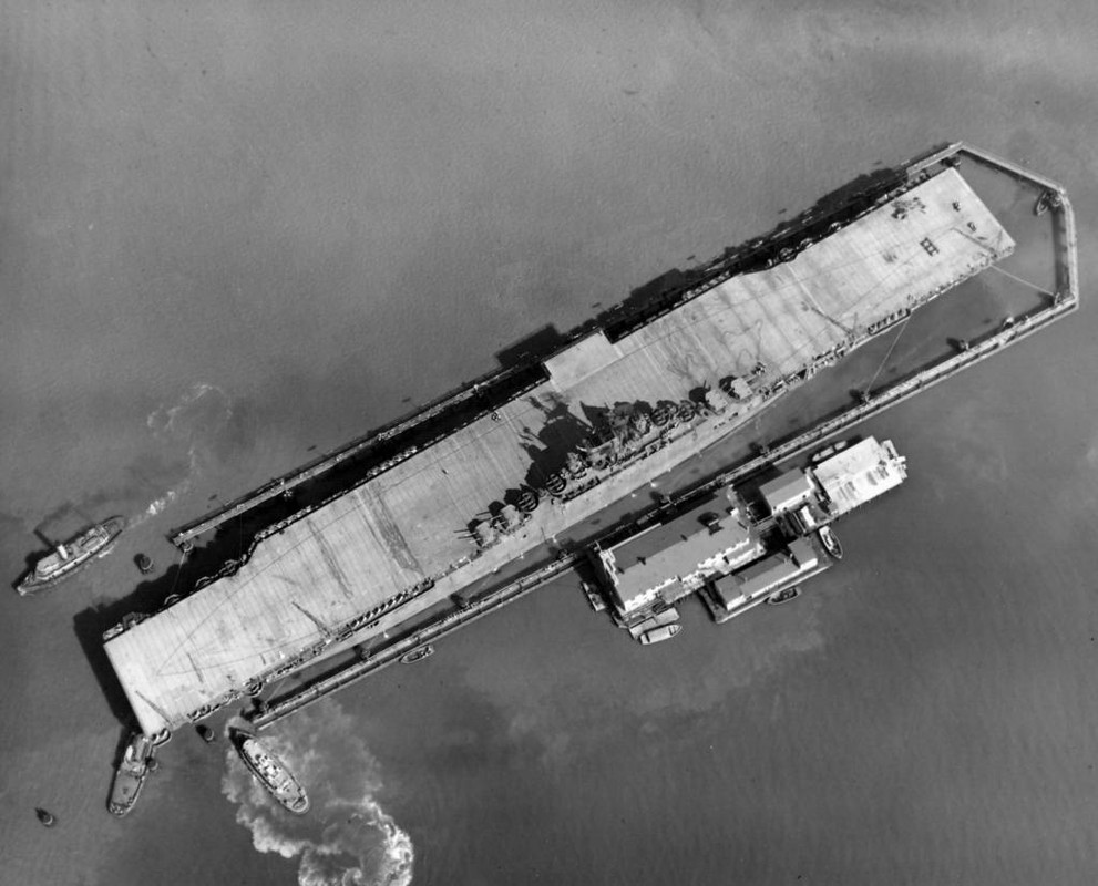El USS Intrepid CV-11 en el Naval Air Station Hampton Roads, Virginia, el 11 de Septiembre de 1943