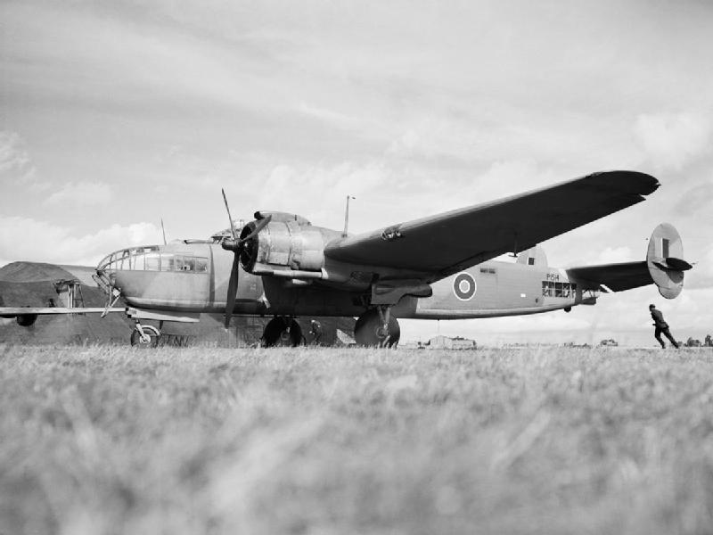 Albemarle ST Mark I P1514 perteneciente al Escuadrón Nº 511 de la RAF, despegando del Aeródromo de Lyneham, Wiltshire, Inglaterra