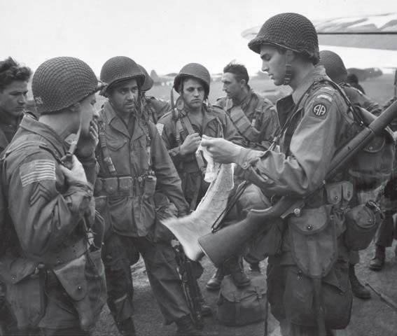 Hombres de la 82ª Division Paracaidista reciben las últimas órdenes