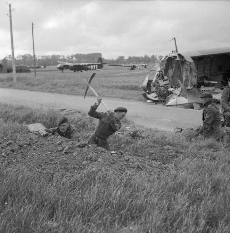Comandos de la 1ª Brigada de Servicios Especiales cavando al este del Rio Orne, el 7 de junio de 1944