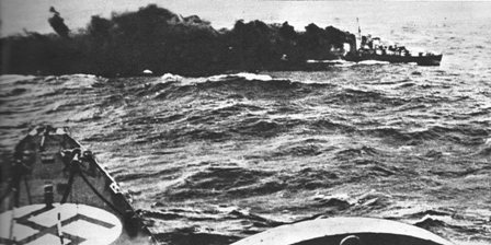 El destructor Británico HMS Glowworm, arde cerca de su atacante, el crucero pesado Admiral Hipper