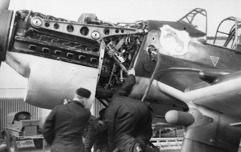 Un Ju 87 en 1939 sin la cubierta del motor donde se pueden ver los soportes del motor