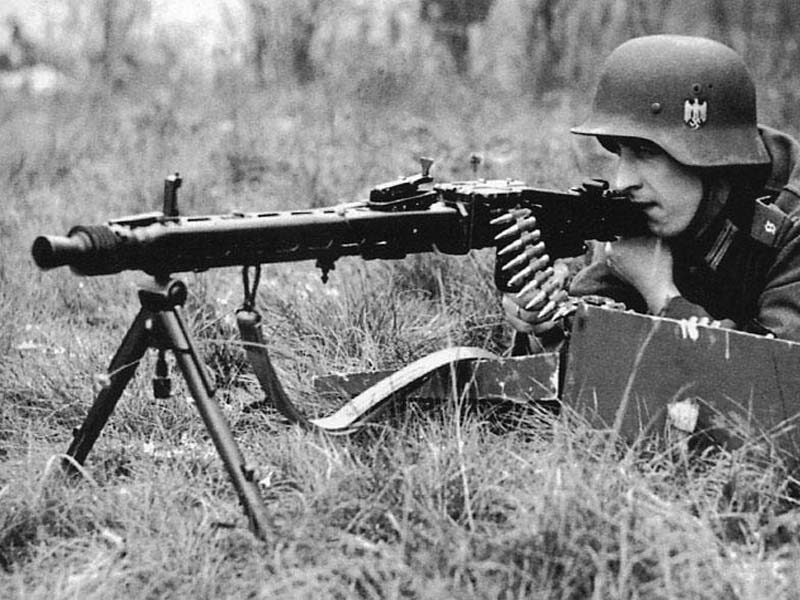 Soldado Alemán usando una MG42