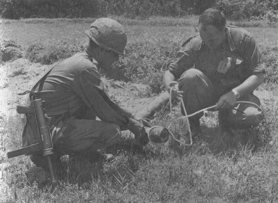 Soldados americanos en Vietnam, uno de ellos lleva en bandolera la M3A1