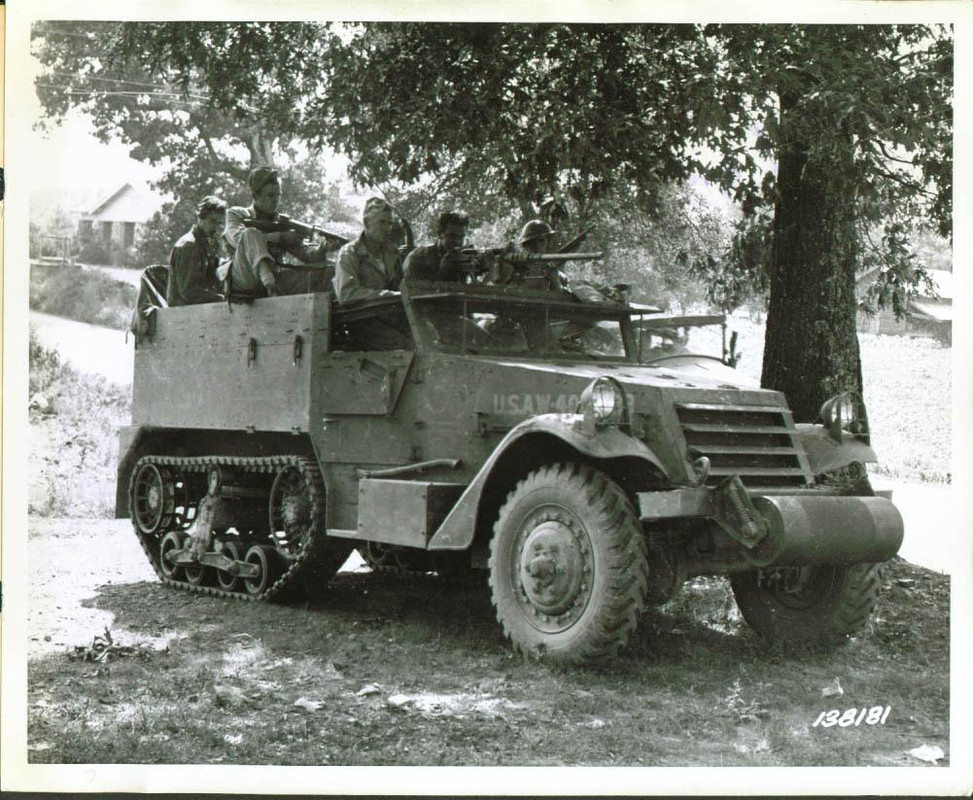 M2 Halftrack vigiando una encrucijadas, julio de 1942