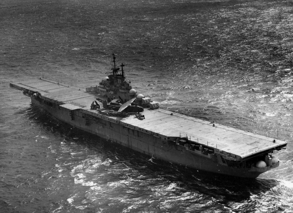 El USS USS Intrepid CV-11 de camino a la reserva, en 1947
