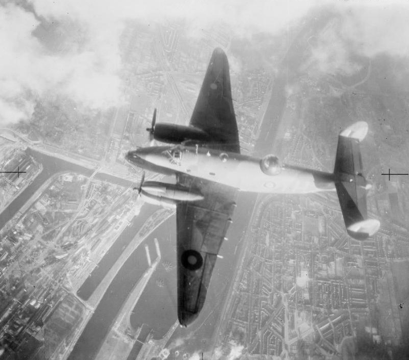 Un Lockheed Ventura del Escuadrón Nº 21 de la RAF atacando Ijmuiden el 13 de Febrero de 1943