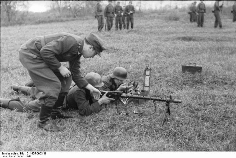 Soldados de la Luftwaffe entrenando en el uso de la ametralladora MG 34. Unión Soviética, 1942