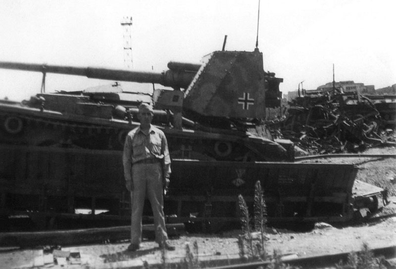 Un soldado norteamericano posa delante de un Semovente M41M da 90 53 capturado, que a su ves fue capturado por los alemanes