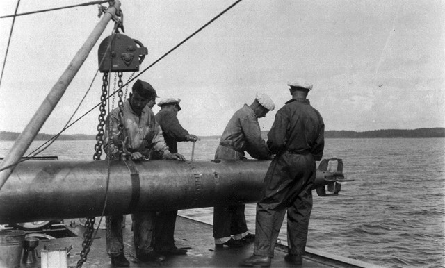 Rearme de torpedos en el submarino Vetehinen