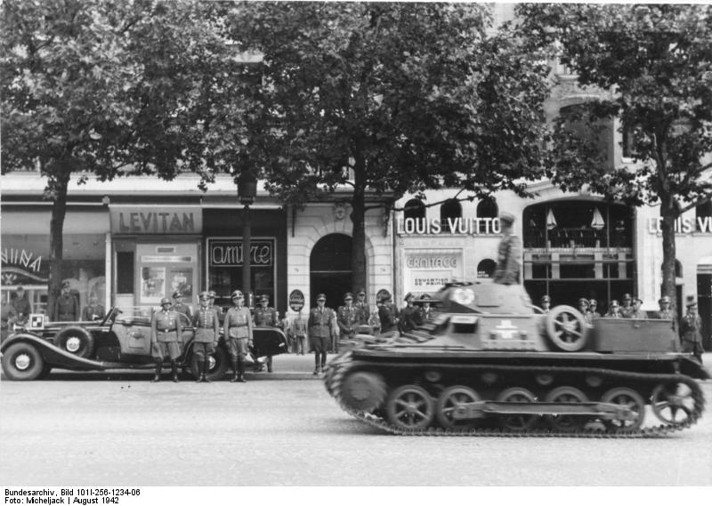 Un Panzerkampfwagen I Ausführung B perteneciente a la Leibstandarte SS Adolf Hitler, en París, agosto de 1942