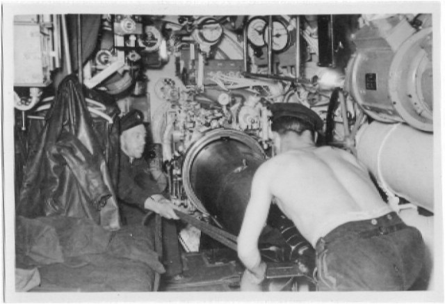 Cargando el tubo lanzatorpedos del submarino Vetehinen
