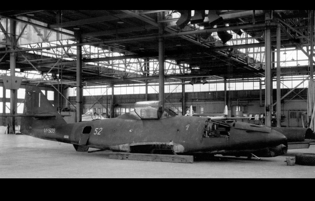 Messerschmitt Me.262A-1A Schwalbe en un hangar de la RCAF, en 1952