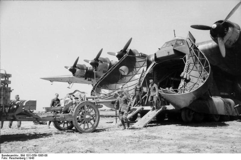 Italia.- Descarga de una pieza de artillería de un Messerschmitt Me 323 Gigant, 1943