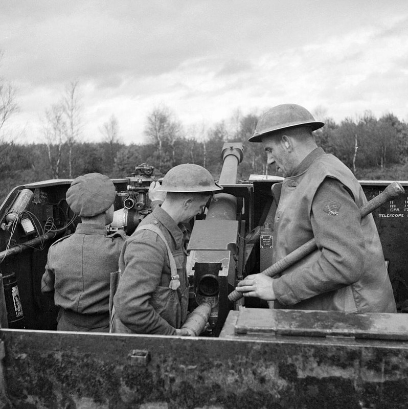 Dotación de un Sexton perteneciente al 47th Essex Yeomanry Field Regiment, en Alemania, 21 de Noviembre de 1944
