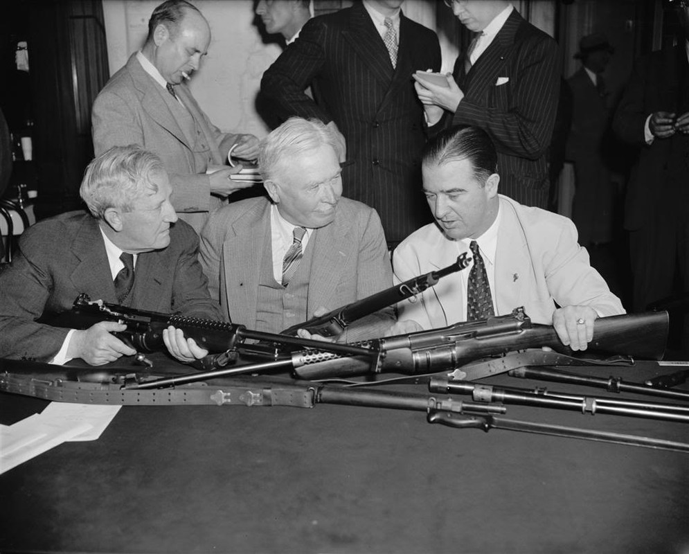 Varios senadores inspeccionan algunos fusiles Johnson en  Washington, EE.UU. el  29 de Mayo de  1940 como parte de las pruebas que se hicieron para determinar la validez de la elección del M1 por parte del ejército