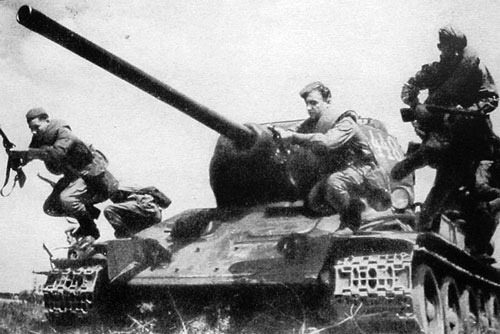 Infantería soviética saltando de un T34