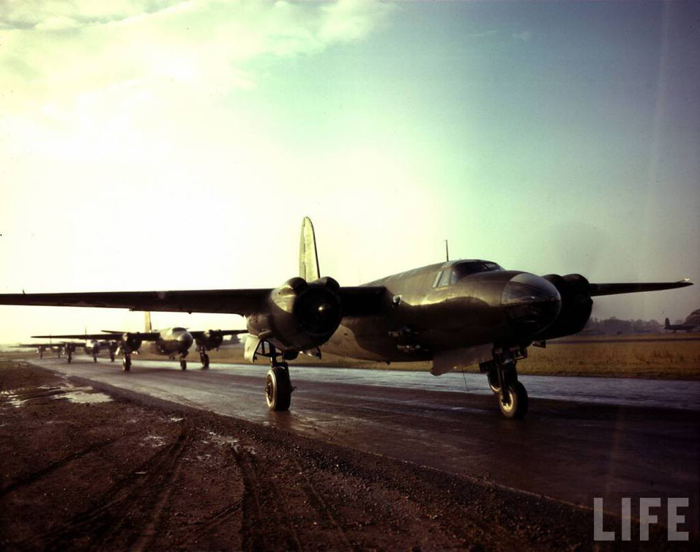 B-26 esperando para despegar hacia una misión en la Francia ocupada, 1943
